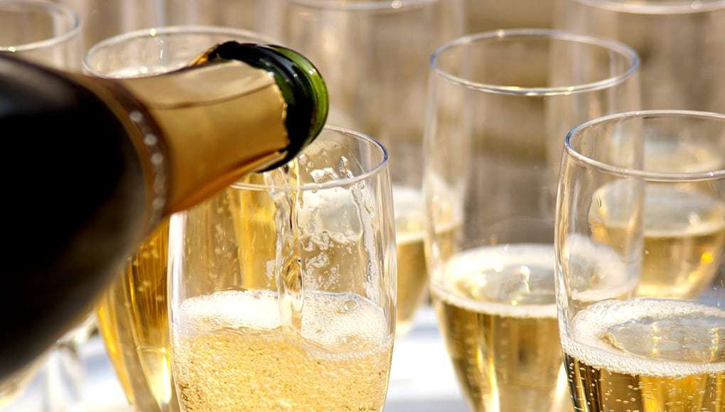 Thấy champagne trong buổi tiệc? Bạn càng cần phải chuẩn bị lời chúc hơn.