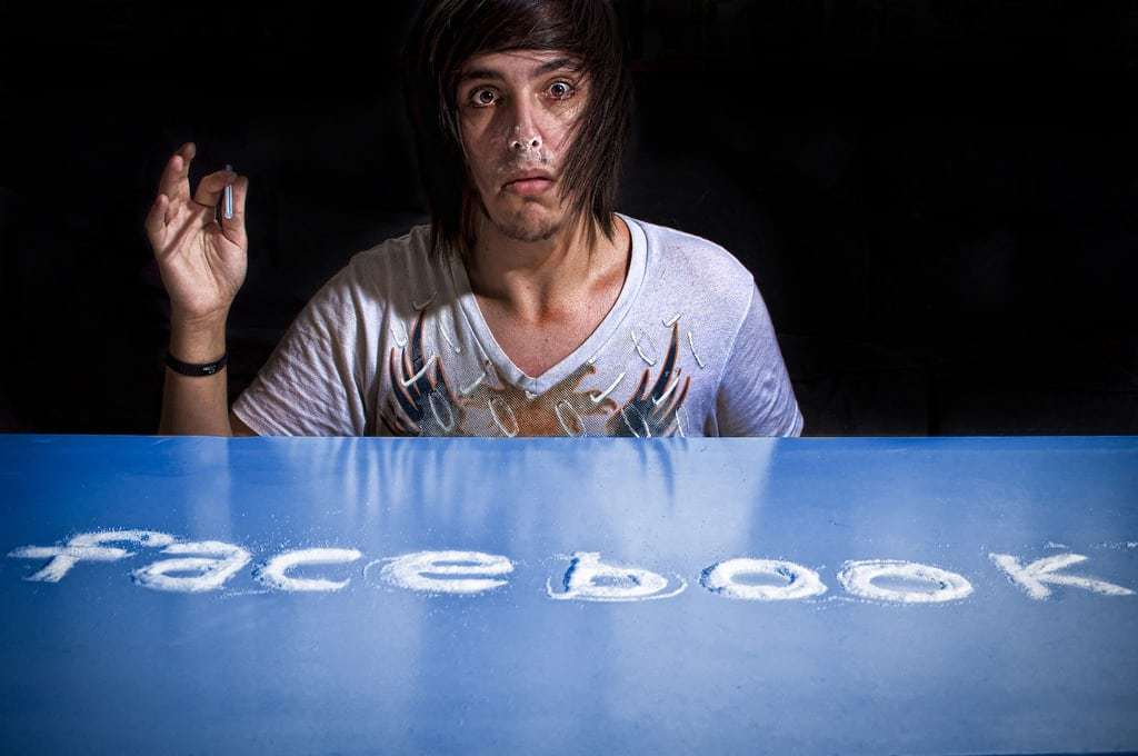 Mạng Xã Hội và Thức Ăn Rác: Cơn Nghiện Facebook